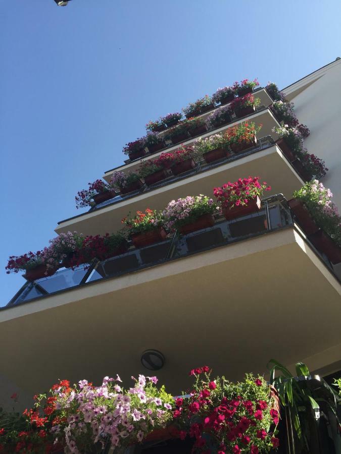 Bentley Apartments พริสตีนา ภายนอก รูปภาพ